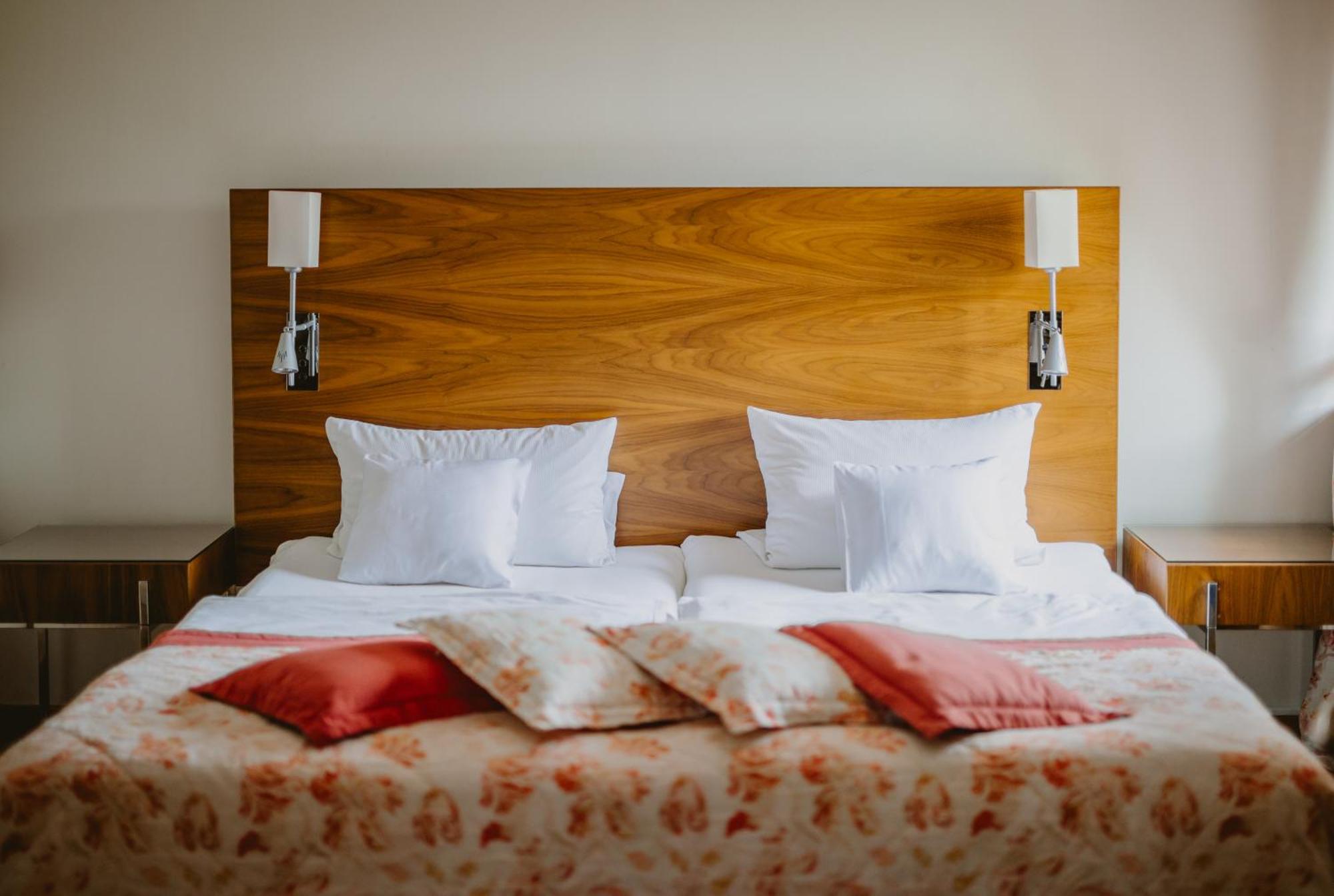 Palac Pakoszow Schlosshotel Wernersdorf Jelenia Gora Exterior photo A bed with pillows
