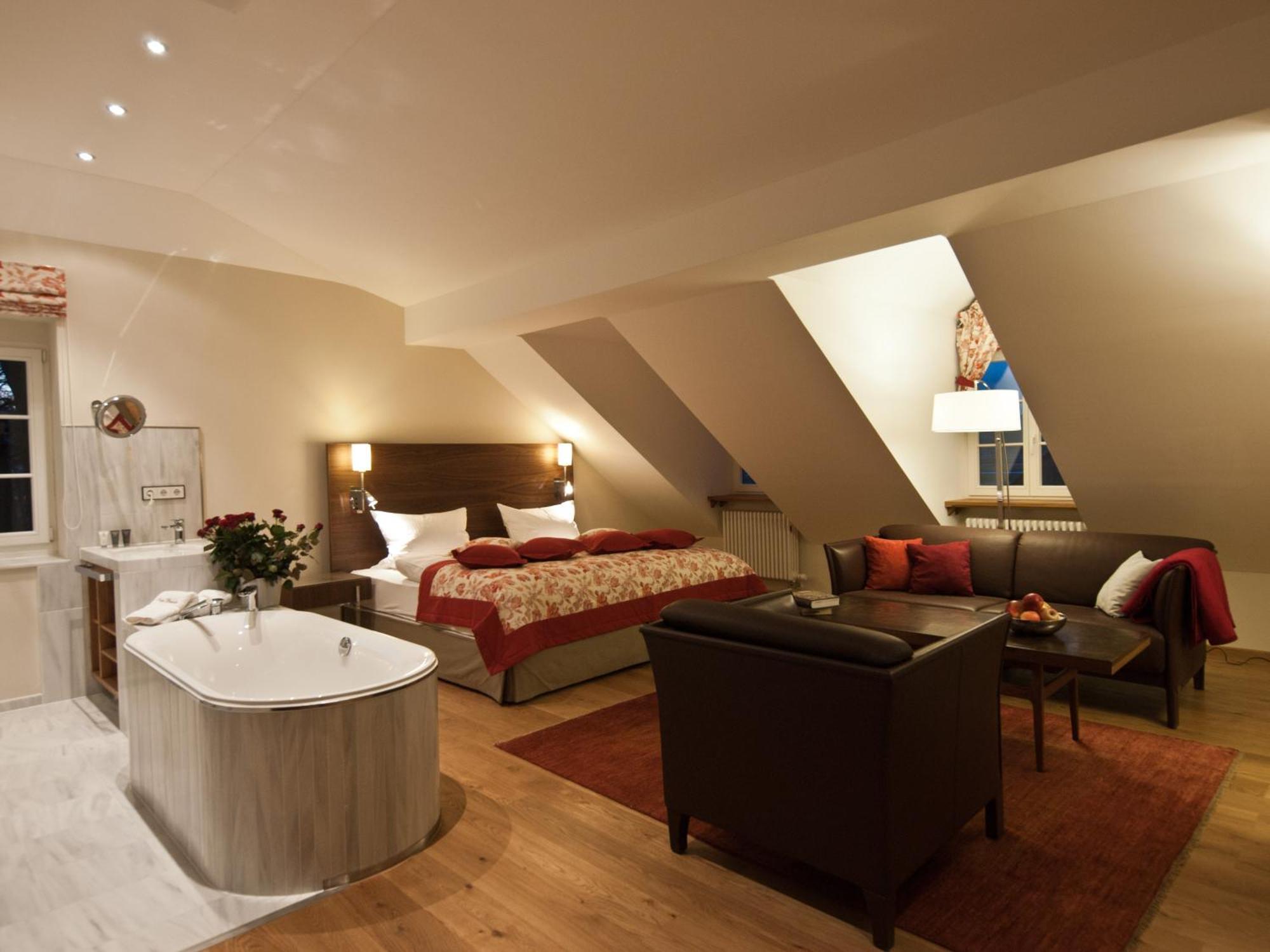 Palac Pakoszow Schlosshotel Wernersdorf Jelenia Gora Exterior photo A suite at the hotel