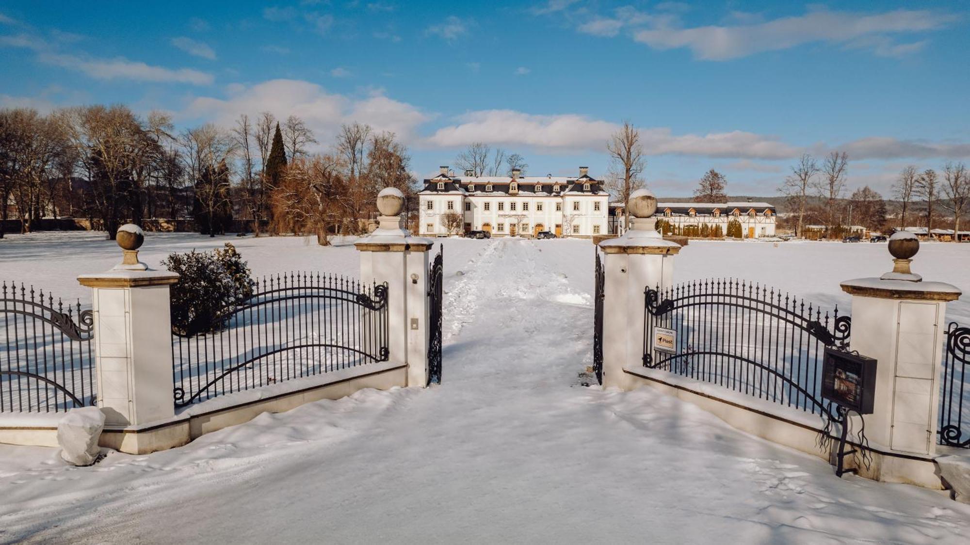 Palac Pakoszow Schlosshotel Wernersdorf Jelenia Gora Exterior photo The main entrance to the estate