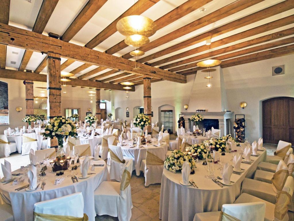 Palac Pakoszow Schlosshotel Wernersdorf Jelenia Gora Exterior photo The interior of the restaurant