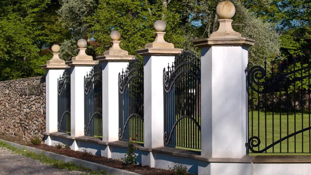 Palac Pakoszow Schlosshotel Wernersdorf Jelenia Gora Exterior photo The gate piers